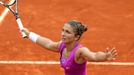 Italská tenistka Sara Erraniová se raduje během vítězného utkání nad Srbkou Anou Ivanovičovou ve 3. kole French Open 2012