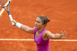 Italská tenistka Sara Erraniová se raduje během vítězného utkání nad Srbkou Anou Ivanovičovou.