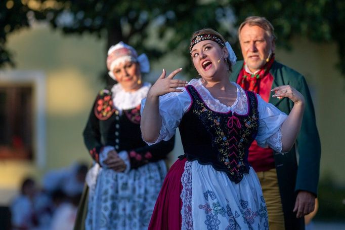 Kromě Selských slavností se v Holašovicích tradičně koná slavnost slunovratu a keltská ohňová noc a také představení Prodaná nevěsta (archivní fotografie).