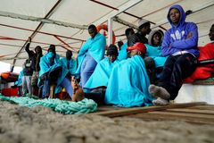 Itálie otevře přístav lodi se 363 zachráněnými migranty na palubě