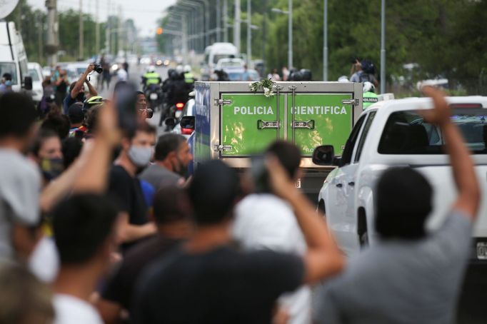 Policie převáží tělo zesnulého Diega Maradony do márnice v Buenos Aires