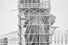 Bartholdi byl navíc milovníkem vysokých soch. Údajně snil o tom, že postaví takovou, která svou výškou překoná 33 metrů vysoký Rhodský kolos, jeden z původních sedmi divů světa.
