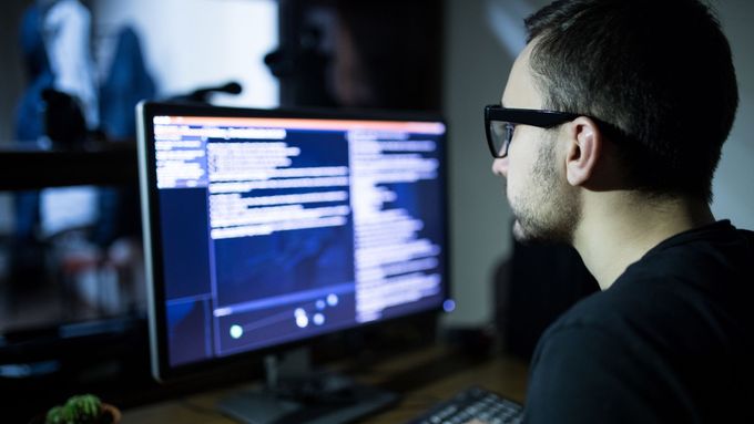 Útoků na počítačové systémy firem přibývá. Hackeři zablokují počítač a pak požadují výkupné.