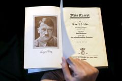 Hitlerův Mein Kampf se stal sobotní přílohou italských novin. Deník čelí kritice i od premiéra