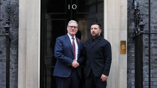 Ukrajinský prezident Volodymyr Zelenský (vlevo) jedná v pátek v Londýně s britským premiérem Keirem Starmerem a dalšími evropskými vůdci o pokračující pomoci Kyjevu.