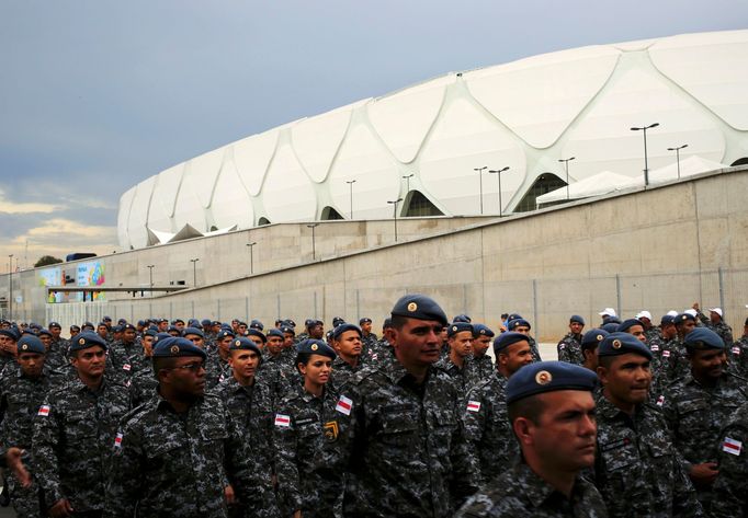 Policisté pochodují kolem stadionu Arena da Amazonia v Manausu.