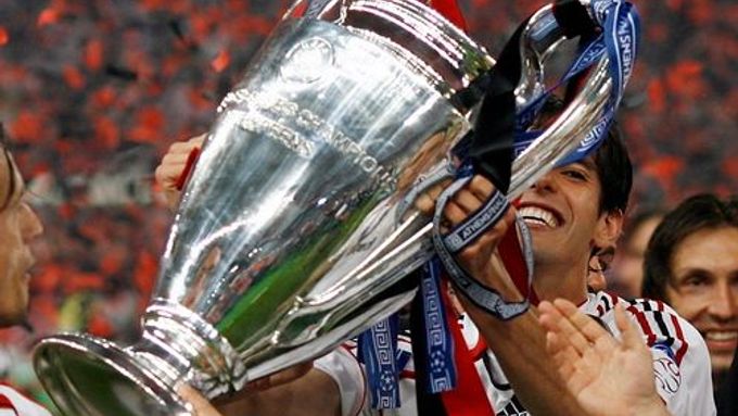 Milánský Kaká zvedá nad hlavu trofej pro vítěze Ligy mistrů.