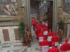Kardinálové vstupují do Sixtinské kaple, kde bude zasedat konkláve.