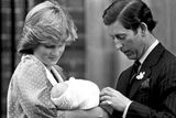 Červen 1982: Britský následník trůnu princ Charles s manželkou princeznou z Walesu opouštějí s Williamem nemocnici.