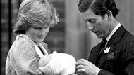 Červen 1982: Britský následník trůnu princ Charles s manželkou princeznou z Walesu opouštějí s Williamem nemocnici.