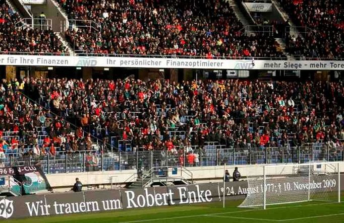 Pohřeb německého brankáře Roberta Enkeho proběhl na zaplněném stadionu Hannoveru za přítomnosti 40 tisíc lidí.