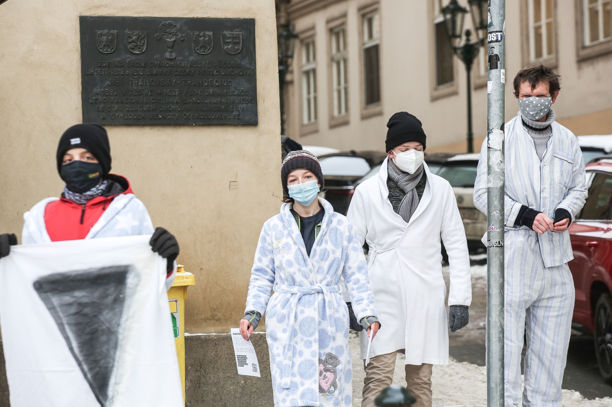 Protest studentů v županech za návrat do škol a podporu petice Nesmíme obětovat děti, 11. únor 2021