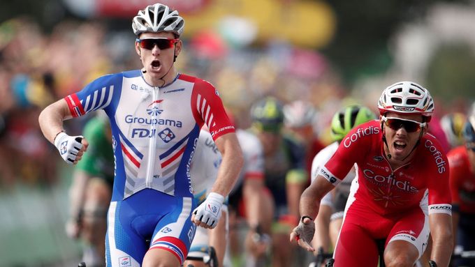Arnaud Démare se raduje z vítězství v osmnácté etapě Tour de France.