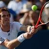 Britský tenista Andy Murray odpaluje míček proti Chorvatovi Marinu Čiličovi na US Open 2012.