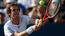 Britský tenista Andy Murray odpaluje míček proti Chorvatovi Marinu Čiličovi na US Open 2012.