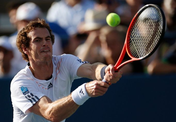 Britský tenista Andy Murray odpaluje míček proti Chorvatovi Marinu Čiličovi na US Open 2012.