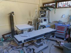 Operační sál, zničený při náletu v Aleppu. Jeden z mnoha...