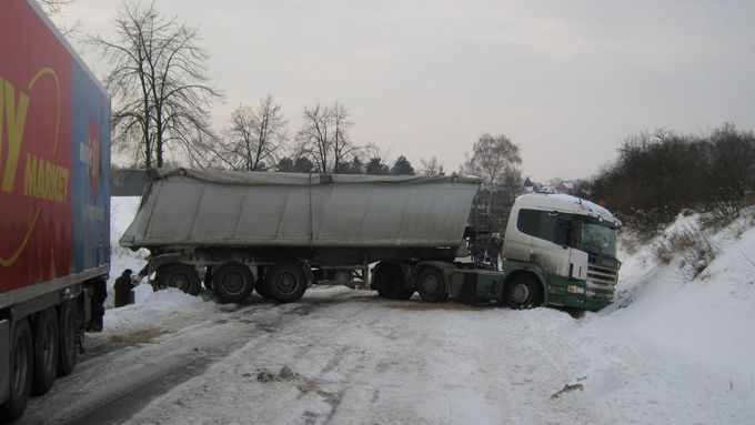 Kamiony mají s některými úseky silnic v Libereckém kraji velké problémy. Vyjíždět by sem měly jen s náležitým vybavením.