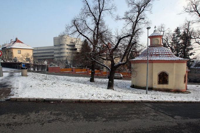 Na prohlídku musíme do svahu Hanspaulky kolem kaple Nejsvětější Trojice.