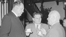 Odpočinek v Lánech. Zleva Josef Plojhar, předseda vlády Viliam Široký a sovětský vůdce Nikita Chruščov během jeho návštěvy Československa. Lány, 14. července 1957