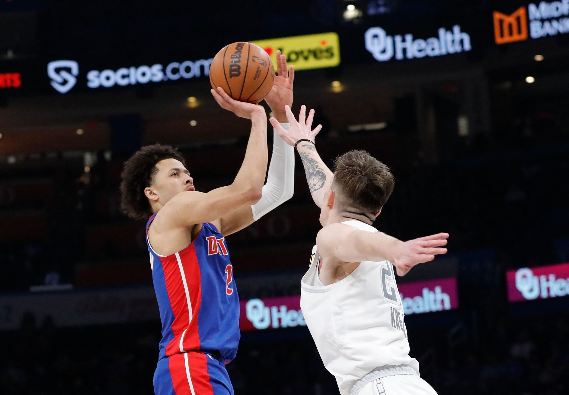 Vít Krejčí z Oklahoma City (vpravo) a Cade Cunningham z Detroitu v zápase NBA