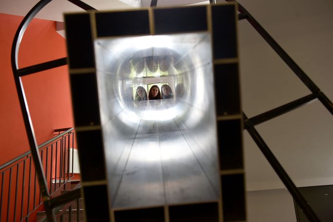 Studentka ateliéru Design skla na Fakultě multimediálních komunikací zlínské univerzity Šárka Michalíková pózuje u instalace Petra Stanického.