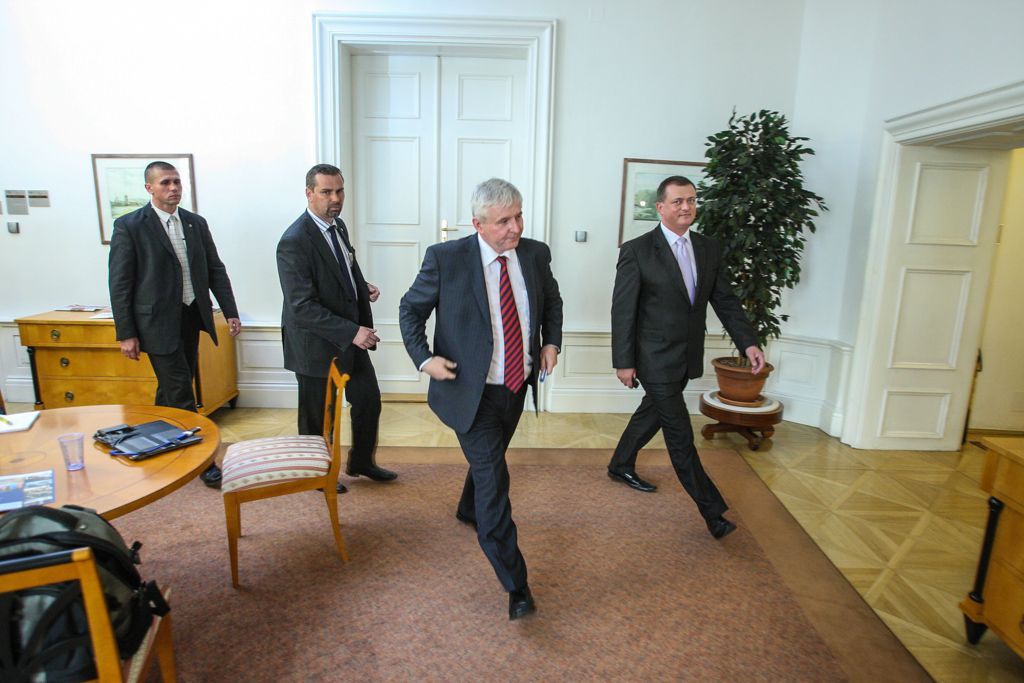 Rusnok lobuje za důvěru vládě