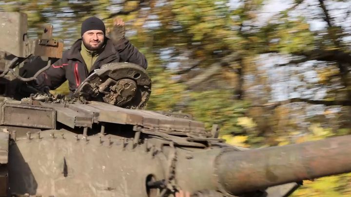 Jsou staré, ale v pohodě. Ukrajinci ukázali sovětské "supertanky" v akci; Zdroj foto: Aktuálně.cz/Rádio Svobodná Evropa