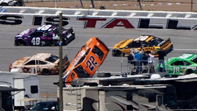 Havárie Joeye Logana v závodě NASCAR na oválu Talladega Superspeedway.