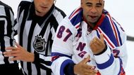 Dnes už 41letý bitkař Donald Brashear, která svého času hlídal hvězdy Montrealu či Vancouveru, řádil v poloprofesionální soutěži za tým Riviére-du-Loup v Quebec Semi-Pro Hockey League. V zápase s Canac-Marquis zezadu pěstí složil Gabyho Roache.