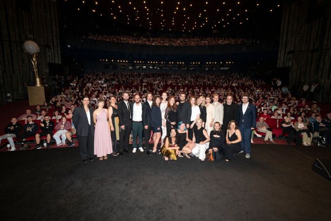 "Nechci machrovat, ale tolik Vietnamců v Thermalu ještě nebylo," řekl před projekcí bezprostřední režisér Duong, který dorazil s početnou delegací.