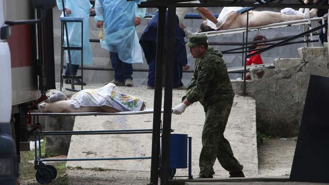 Záchranáři převážejí těla obětí po záplavě v Krymsku.