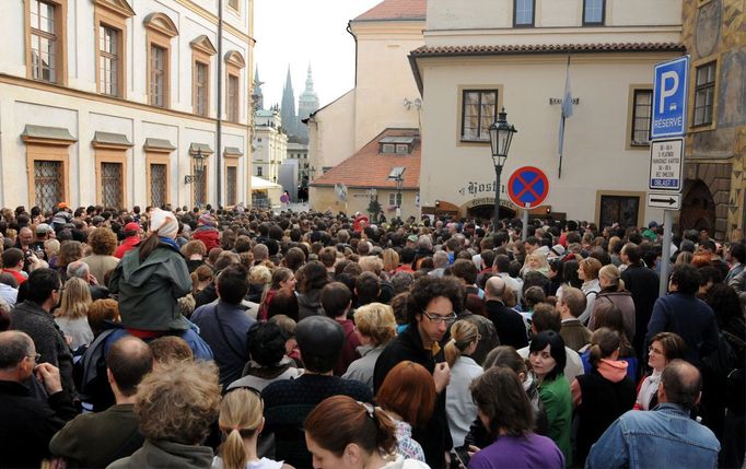 Dav lidí v Loretánské ulici