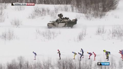 Rozjetý tank sledoval běžkaře. Vojáci se přijeli podívat na lyžařský závod