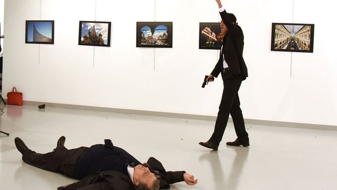 Útok na ruského velvyslance v Ankaře.