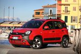Současný Fiat Panda se nabízí nejen s pohonem předních, ale také všech kol. Dodává se jako mildhybrid, s benzinovým dvouválcem i pohonem na LPG nebo CNG. V Česku stojí od 300 400 korun.