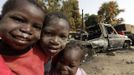 Young boys stand near vehicles, believed to belong to Islamist rebels and destroyed during French air strikes, in the recently liberated town of Diabaly January 24, 2013. REUTERS/Eric Gaillard (MALI - Tags: CIVIL UNREST CONFLICT MILITARY POLITICS) Published: Led. 24, 2013, 6:30 odp.