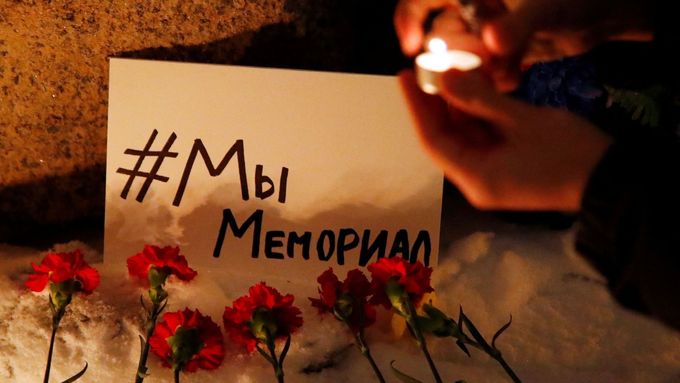 Lidé vyjadřují podporu sdružení Memorial na ochranu lidských práv v Rusku.