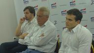 Miloš Zeman sleduje společně s Radkem Augustinem (vlevo) a Vladimírem Hönigem (vpravo) první volební odhady.