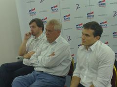 Miloš Zeman (uprostřed) sleduje společně s Radkem Augustinem (vlevo) a Vladimírem Hönigem (vpravo) první volební odhady. SPOZ mají 4 %.
