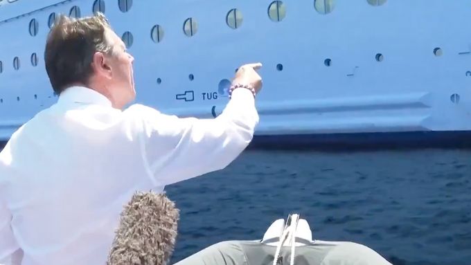Starosta jihofrancouzského Nice se vydal v nafukovacím člunu k velké výletní lodi, aby posádce oznámil, že nemá oprávnění kotvit ve vodách poblíž města.
