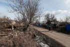 Ukrajinská vesnice Zajceve ležící severně od Doněcku. Kousek za domy je frontová linie války mezi Kyjevem a proruskými separatisty.