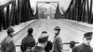 Glienicker Brücke v Berlíně, 10. února 1962, po výměně amerického pilota Garyho Powerse za sovětského špiona Rudolfa Abela. Most byl klíčovým místem pro špionážní výměny