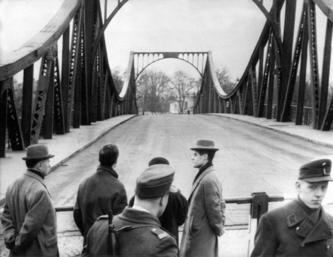 Glienicker Brücke v Berlíně, 10. února 1962, po výměně amerického pilota Garyho Powerse za sovětského špiona Rudolfa Abela. Most byl klíčovým místem pro špionážní výměny