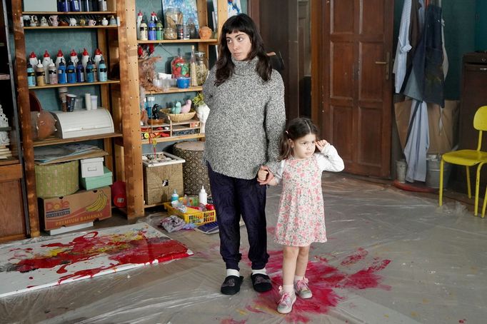 Vlevo je Mariam Khundadze jako Mariam.