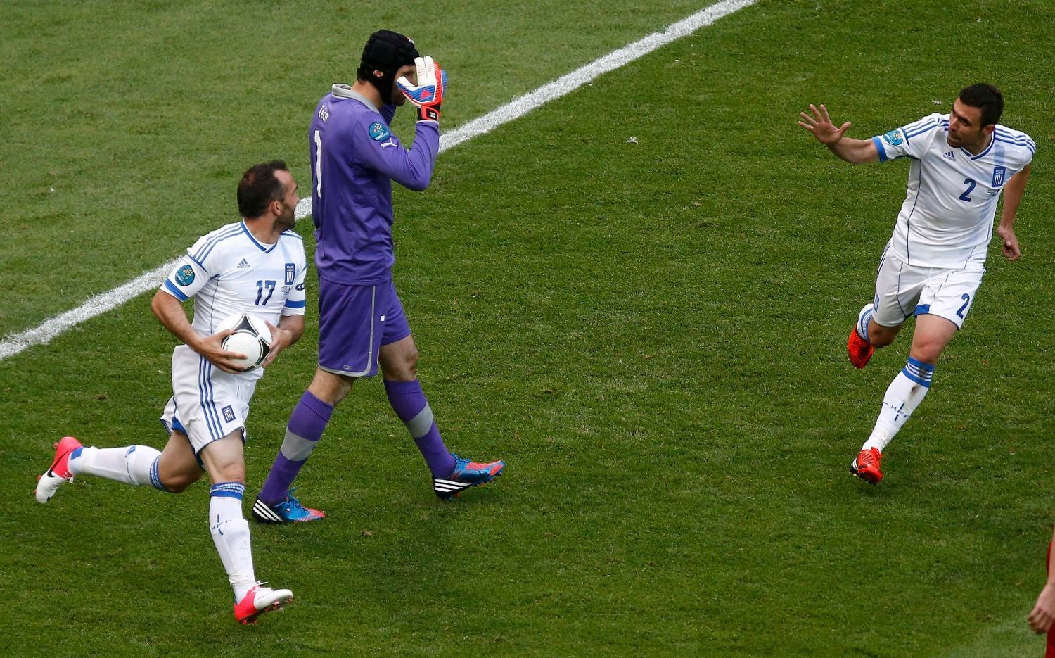 Zklamaný Petr Čech po inkasovaném gólu v utkání Řecko - Česká republika na Euru 2012