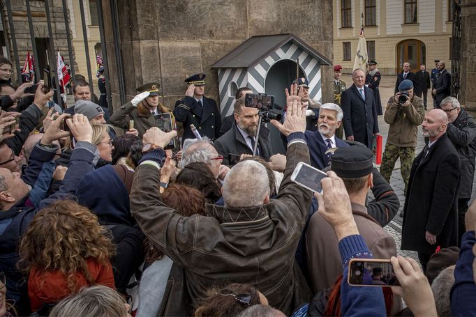 Prezident Petr Pavel se zdraví s občany na Hradčanském náměstí v Praze