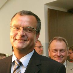 Miroslav Kalousek a Jan Kasal přicházejí na jednání pěti parlamentních stran