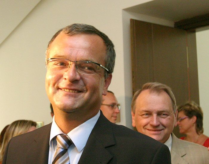 Miroslav Kalousek a Jan Kasal přicházejí na jednání pěti parlamentních stran