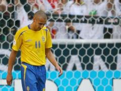 Zklamaný švédský útočník Henrik Larsson poté, co v zápase s Německem nedal penaltu.